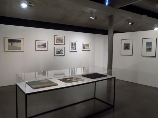 Kunsthaus Kaufbeuren, Ausstellung CROSSING CULTURES, Raumansicht mit Werken von Hiroshi Yoshida, Carl Thiemann und Thiemanns Druckstöcken (Vitrine)