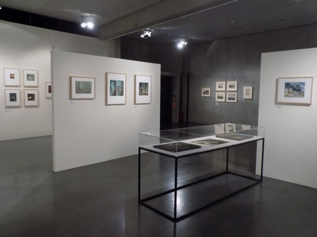 Kunsthaus Kaufbeuren, Ausstellung CROSSING CULTURES, Raumansicht mit Werken von Norbertine von Bresslern-Roth, Hans Neumann, Siegfried Berndt und Josef Stoitzner
