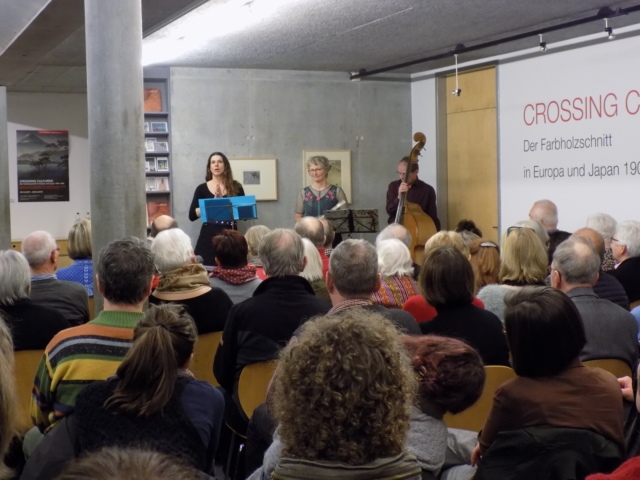 Kunsthaus Kaufbeuren, musikalische Lesung "Crossing Lectures" zur Ausstellung CROSSING CULTURES am 03.02.2018 mit Simone Schatz (Text), Astrid Bauer und Tiny Schmauch (Musik)