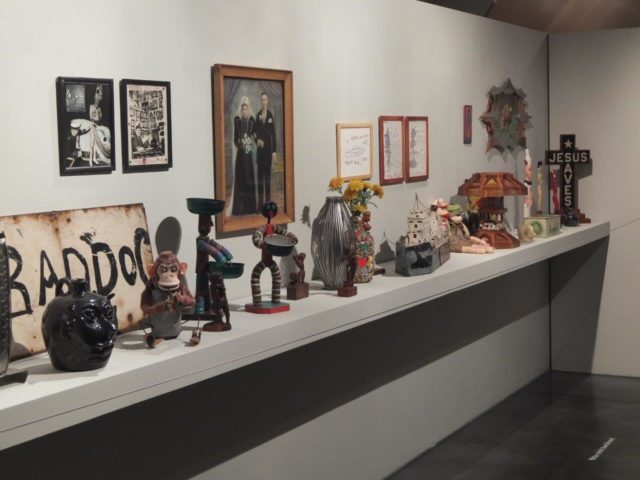 Raumansicht der Ausstellung "BAZAAR BIZARRE: Chicagos Wunderkammer" (2. OG)