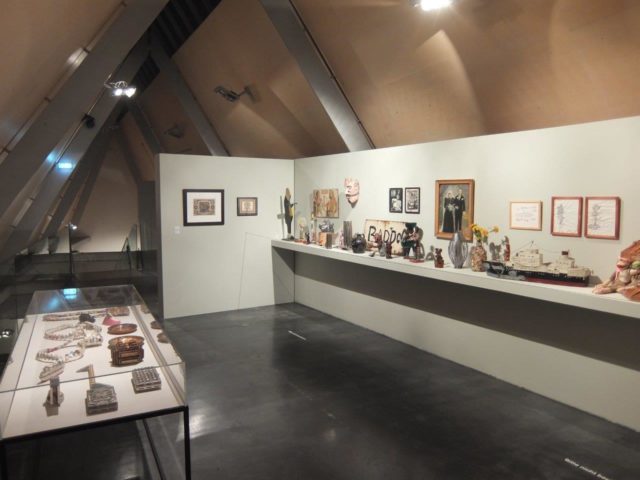 Raumansicht der Ausstellung "BAZAAR BIZARRE: Chicagos Wunderkammer" (2. OG)