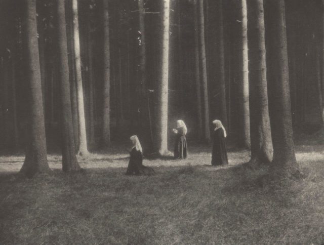 Viktor Knollmüller, Betende Nonnen im Wald, um 1904, Pigmentdruck,