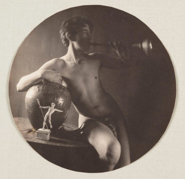 Fred Holland Day, Nude with trumpet, um 1897, Platindruck (Reprint auf Hahnemühle),