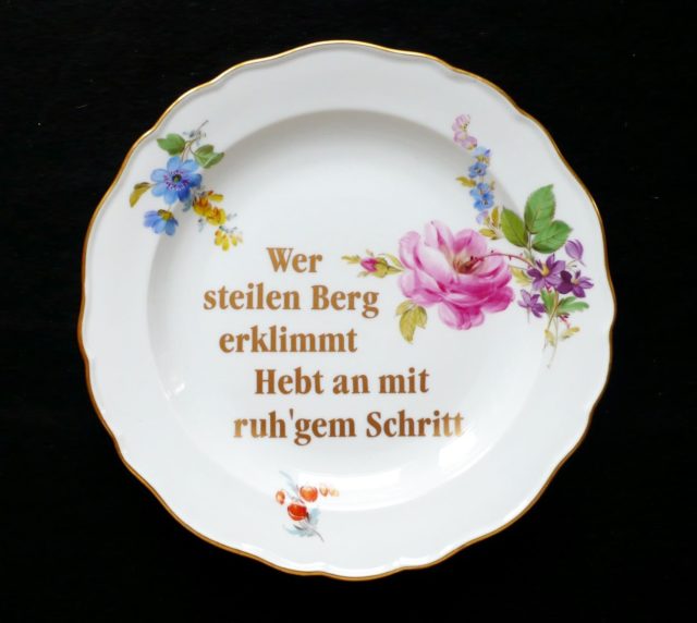 Frenzy Höhne, WERTSTÜCK #19, Folienschrift auf Porzellanteller, 2019