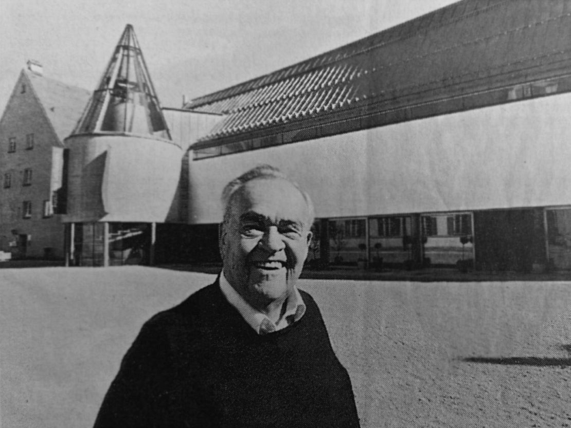Stiftungsgründer Hans Dobler vor dem Kunsthaus, 1997