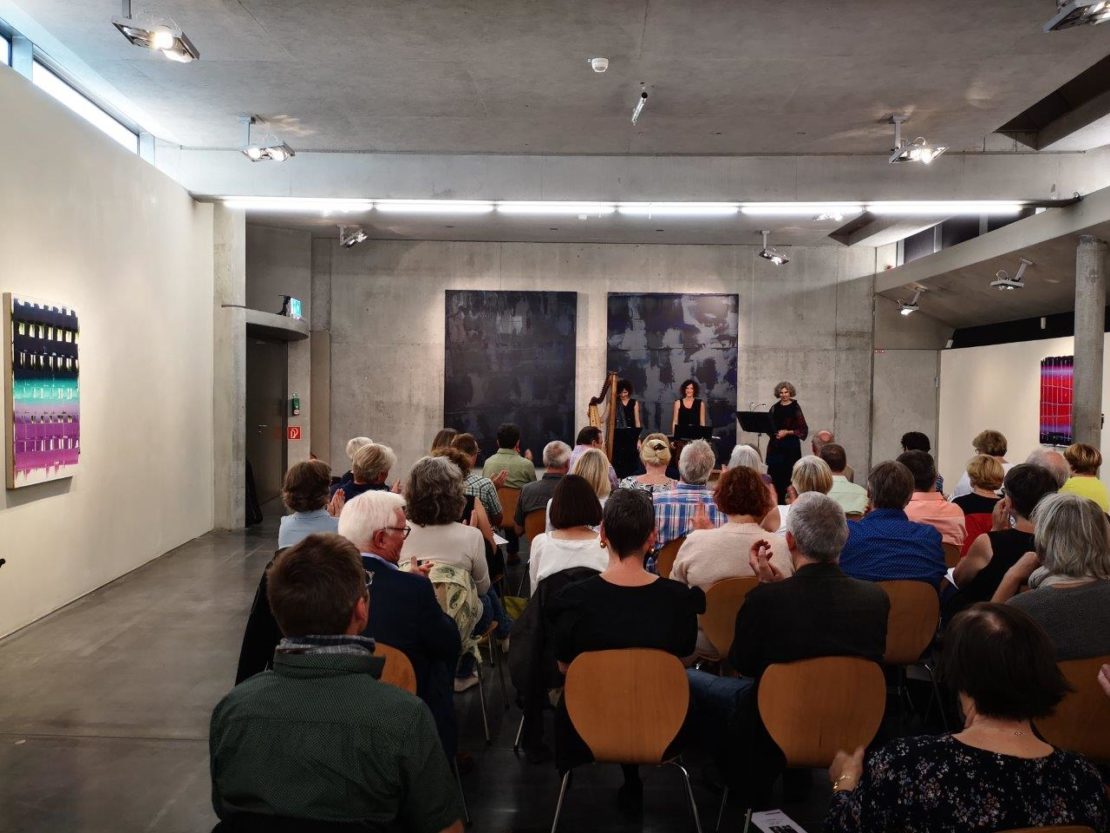 Klassik-Konzert "Reflections" mit dem Trio Sabine Lutzenberger (Mezzosopran), Elisabeth Seitz (Hackbrett) und Johanna Seitz (Harfe) in der Ausstellung "Peter Krauskopf - DRIFT", Juli 2018