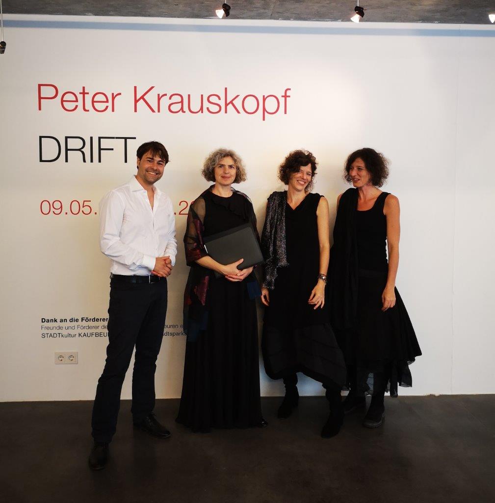 v.l.n.r.: Jan T. Wilms, Direktor Kunsthaus Kaufbeuren, mit dem Trio Sabine Lutzenberger (Mezzosopran), Elisabeth Seitz (Hackbrett) und Johanna Seitz (Harfe) vor dem Klassik-Konzert "Reflections", Juli 2018