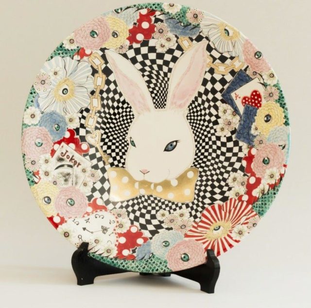 Kayoko Mizumoto, white rabbit_2, 2015, Kutani-Keramik, ø 41,5 cm,