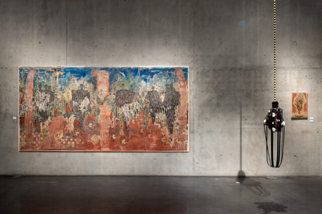 Ausstellungsansicht mit Werken von Ryo Kinoshita (Skulptur) und Toko Izumi (Malerei)