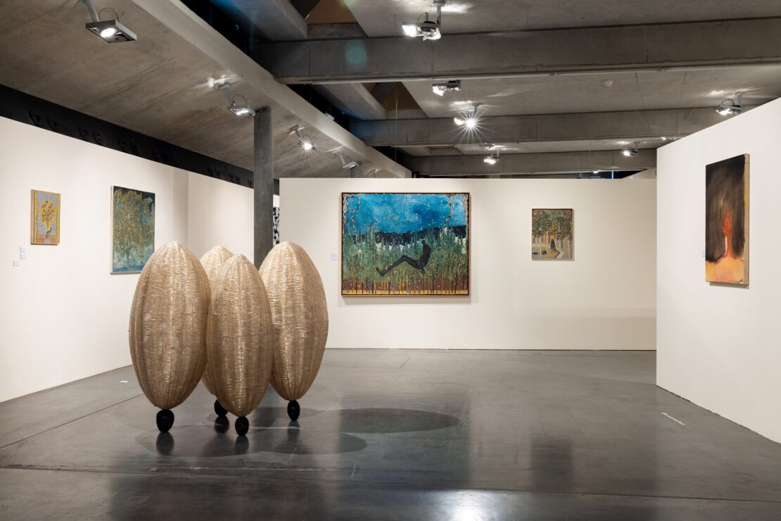 Ausstellungsansicht "NIPPON MANIA - Zeitgenössische Kunst aus Japan" (2023) mit Werken von Ryo Kinoshita (Skulptur) und Toko Izumi (Malerei)