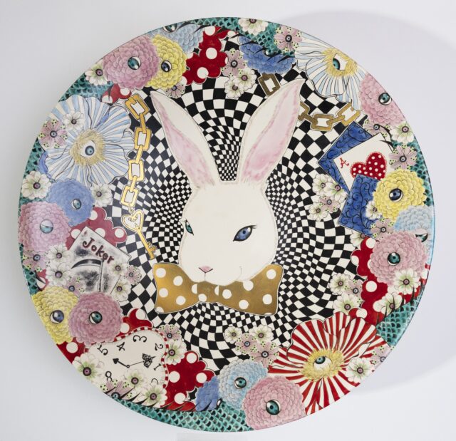 Kayoko Mizumoto, white rabbit_2, 2015, Kutani-Keramik, ø 41,5 cm,