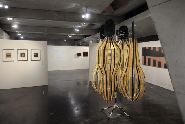 Ausstellungsansicht mit Werken von Ryo Kinoshita (Skulptur), Keiichi Ito (Fotografie) und Keiko Sadakane (Malerei)