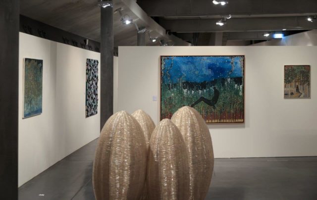 Ausstellungsansicht mit Werken von Ryo Kinoshita (Skulptur) und Toko Izumi (Malerei)