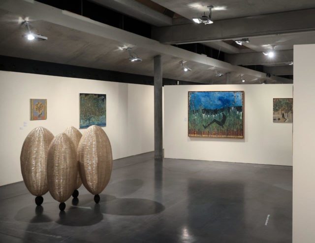 Ausstellungsansicht mit Werken von Ryo Kinoshita (Skulptur) und Toko Izumi (Malerei)