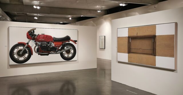 Ausstellungsansicht mit Werken von René Wirths (Moto Guzzi, 2010, Öl auf Leinwand, 150 x 300 cm und Karton, 2015, Öl auf Leinwand, 110 x 200 cm)