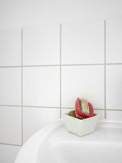 Ulrike Hannemann, Aufgang D, Flur 508, 5. Stock, WC, 2022, Pigmentdruck auf Tecco PFR295 FineArt Rag, 26 x 19 cm
